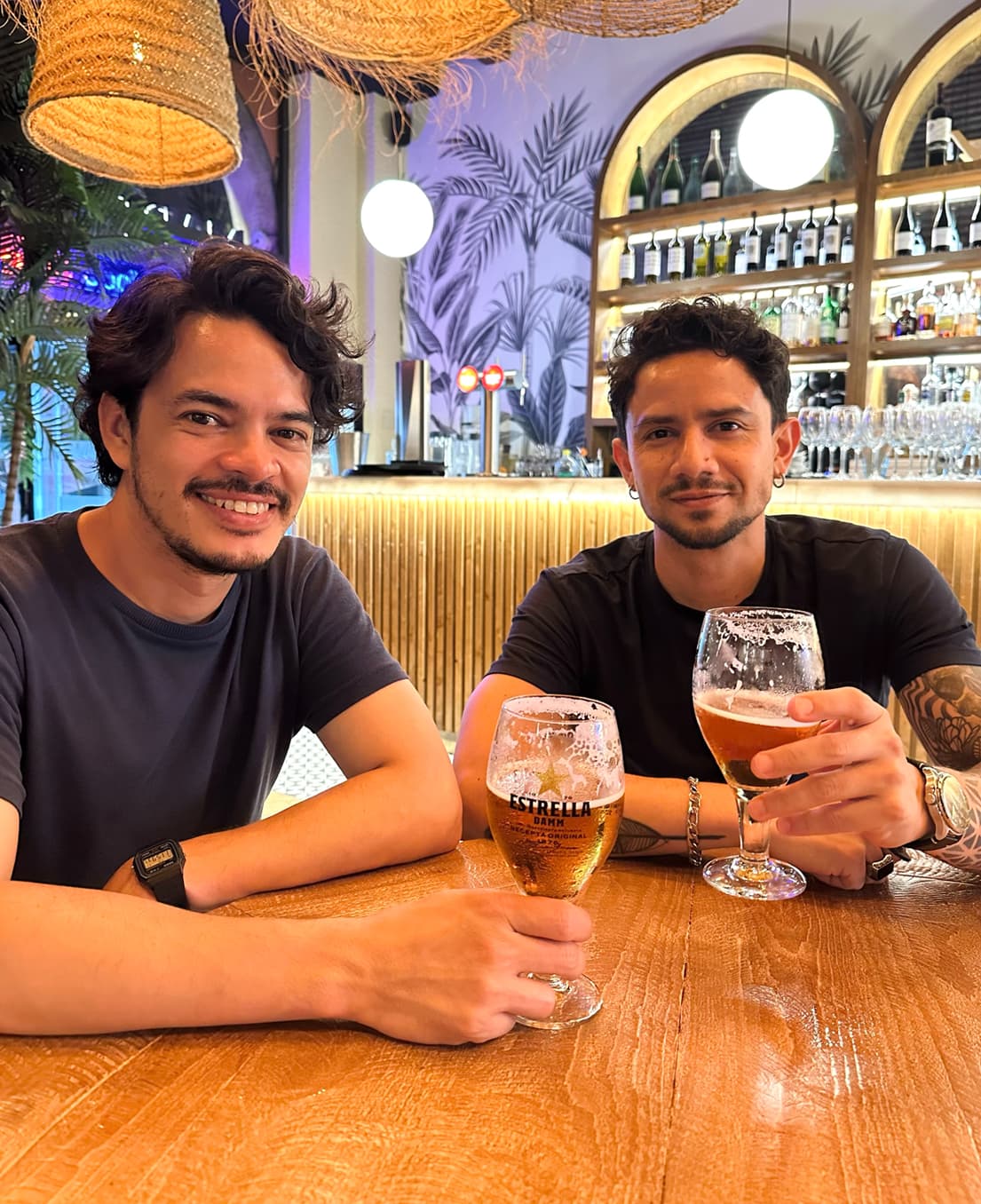 Hay cosas que valen la pena celebrar, hoy hemos parado a brindar por lo que se viene, por el futuro del artista independiente. Estamos a punto amigos. Vamoooossss!!!!!!